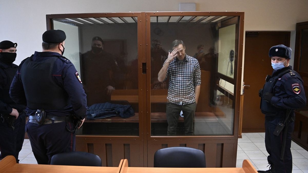 Navalnyj ztrácí cit v rukou i nohou, tvrdí jeho právníci